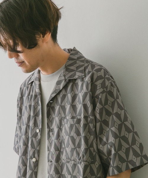 URBAN RESEARCH DOORS(アーバンリサーチドアーズ)の「ジオメトリックプリントショートスリーブシャツ(シャツ/ブラウス・メンズ・チャコールグレー/ブルー・MEDIUM/LARGE)」の2枚目の写真