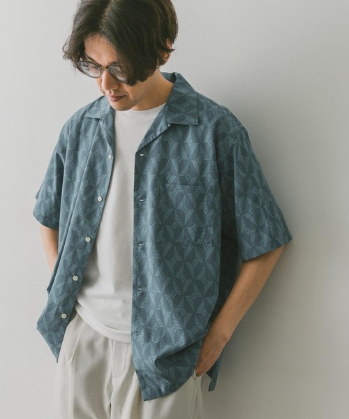 URBAN RESEARCH DOORS(アーバンリサーチドアーズ)の「ジオメトリックプリントショートスリーブシャツ(シャツ/ブラウス・メンズ・チャコールグレー/ブルー・MEDIUM/LARGE)」の1枚目の写真