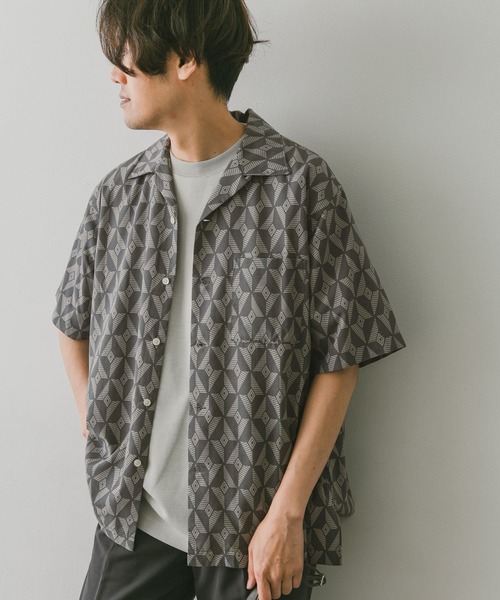 URBAN RESEARCH DOORS(アーバンリサーチドアーズ)の「ジオメトリックプリントショートスリーブシャツ(シャツ/ブラウス・メンズ・チャコールグレー/ブルー・MEDIUM/LARGE)」の3枚目の写真