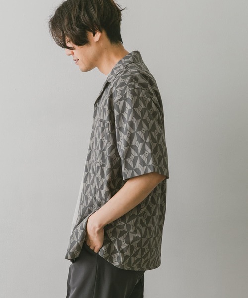 URBAN RESEARCH DOORS(アーバンリサーチドアーズ)の「ジオメトリックプリントショートスリーブシャツ(シャツ/ブラウス・メンズ・チャコールグレー/ブルー・MEDIUM/LARGE)」の4枚目の写真