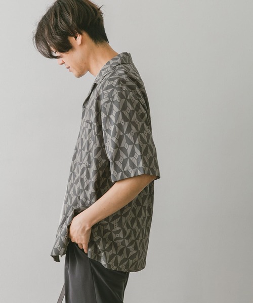 URBAN RESEARCH DOORS(アーバンリサーチドアーズ)の「ジオメトリックプリントショートスリーブシャツ(シャツ/ブラウス・メンズ・チャコールグレー/ブルー・MEDIUM/LARGE)」の5枚目の写真
