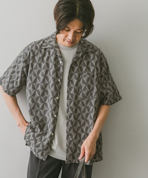 URBAN RESEARCH DOORS(アーバンリサーチドアーズ)の「ジオメトリックプリントショートスリーブシャツ(シャツ/ブラウス・メンズ・チャコールグレー/ブルー・MEDIUM/LARGE)」の7枚目の写真