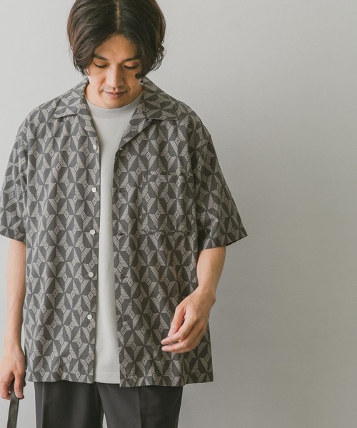 URBAN RESEARCH DOORS(アーバンリサーチドアーズ)の「ジオメトリックプリントショートスリーブシャツ(シャツ/ブラウス・メンズ・チャコールグレー/ブルー・MEDIUM/LARGE)」の8枚目の写真