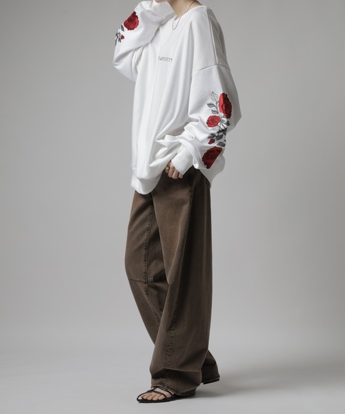 RE730（アールイーセブンサーティー）の「Sleeve rose embroidery wide sweatshirt / 袖ローズ刺繍 ワイドスウェット unisex（スウェット・メンズ・ブラック/ホワイト/ホワイト系1/ブラック系1/グレー/グレー系1/ベージュ/ベージュ系1・L/XL/M）」の21枚目の写真