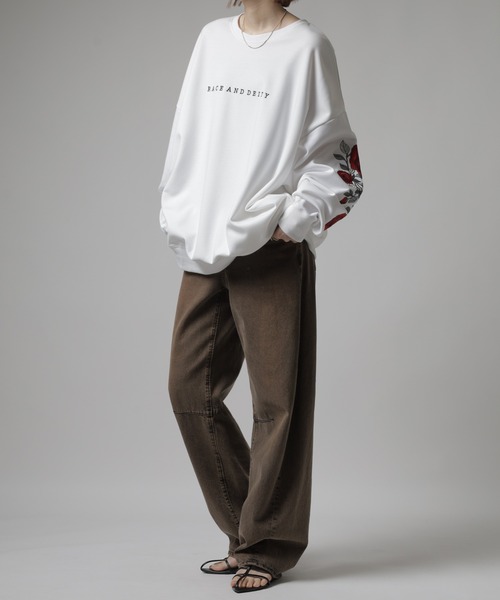 RE730（アールイーセブンサーティー）の「Sleeve rose embroidery wide sweatshirt / 袖ローズ刺繍 ワイドスウェット unisex（スウェット・メンズ・ブラック/ホワイト/ホワイト系1/ブラック系1/グレー/グレー系1/ベージュ/ベージュ系1・L/XL/M）」の22枚目の写真
