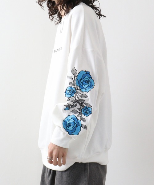 RE730(アールイーセブンサーティー)の「Sleeve rose embroidery wide sweatshirt / 袖ローズ刺繍 ワイドスウェット unisex(スウェット・メンズ・ブラック/ホワイト・L/XL/M)」の3枚目の写真