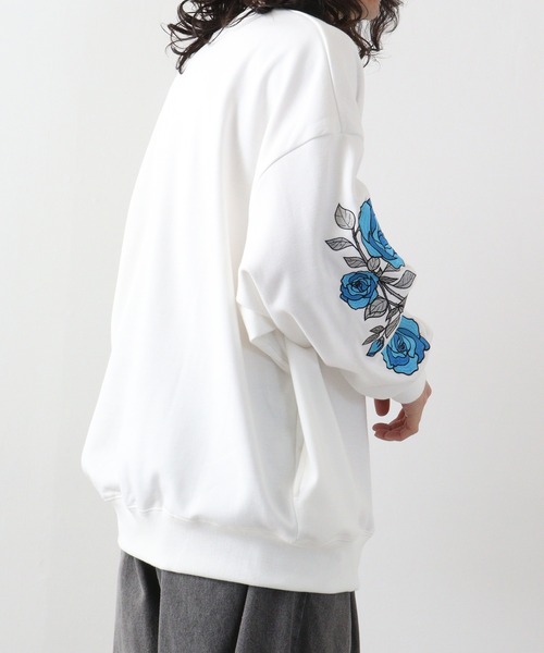 RE730(アールイーセブンサーティー)の「Sleeve rose embroidery wide sweatshirt / 袖ローズ刺繍 ワイドスウェット unisex(スウェット・メンズ・ブラック/ホワイト・L/XL/M)」の5枚目の写真