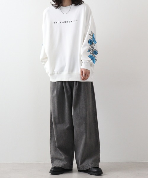 RE730(アールイーセブンサーティー)の「Sleeve rose embroidery wide sweatshirt / 袖ローズ刺繍 ワイドスウェット unisex(スウェット・メンズ・ブラック/ホワイト・L/XL/M)」の6枚目の写真