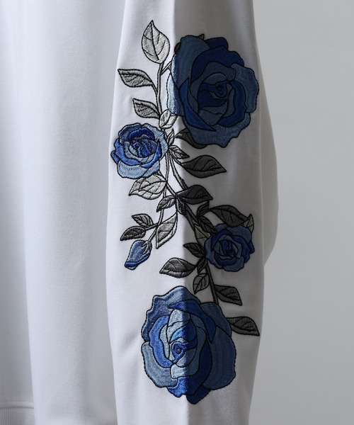 RE730(アールイーセブンサーティー)の「Sleeve rose embroidery wide sweatshirt / 袖ローズ刺繍 ワイドスウェット unisex(スウェット・メンズ・ブラック/ホワイト・L/XL/M)」の14枚目の写真