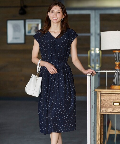美品　23区　半袖ロングワンピース　ドット　総柄　シルク混　ネイビー　近年タグ 美品】23区 36 S ドット総柄 ベルテッド ロングワンピース