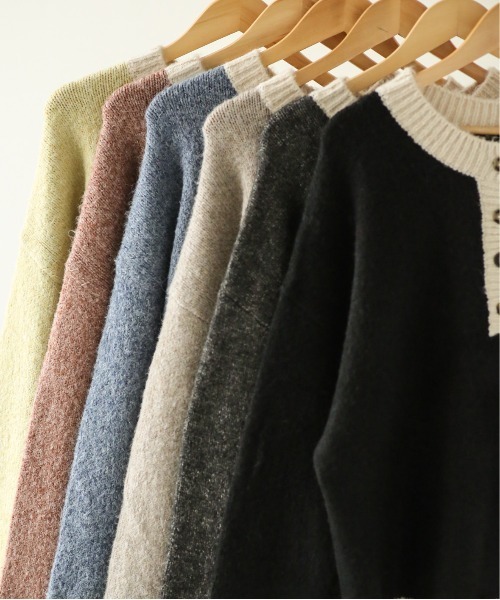 AMELY(エミリー)の「前後2WAYバイカラーニット(ニット/セーター・レディース・テラコッタ/イエロー/ベージュ/ブラック/ブルー/チャコールグレー・フリー)」の15枚目の写真