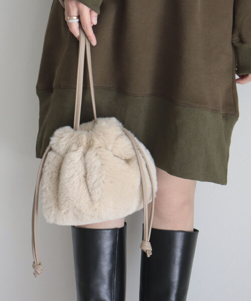 fredy emue（フレディエミュ）の「ファー巾着ショルダーバッグ（ショルダーバッグ・レディース・ベージュ/イエロー/キャメル/ダークネイビー/ライトグリーン・FREE）」の2枚目の写真