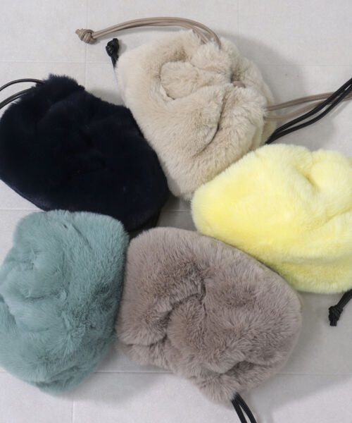 fredy emue（フレディエミュ）の「ファー巾着ショルダーバッグ（ショルダーバッグ・レディース・ベージュ/イエロー/キャメル/ダークネイビー/ライトグリーン・FREE）」の5枚目の写真