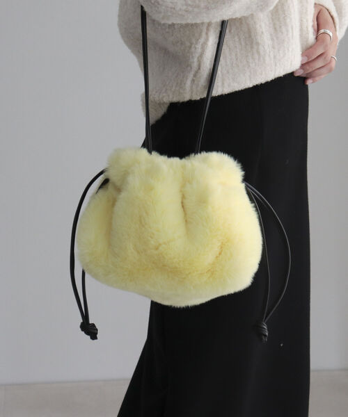 fredy emue（フレディエミュ）の「ファー巾着ショルダーバッグ（ショルダーバッグ・レディース・ベージュ/イエロー/キャメル/ダークネイビー/ライトグリーン・FREE）」の4枚目の写真