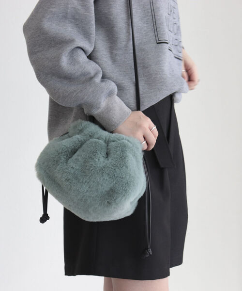 fredy emue（フレディエミュ）の「ファー巾着ショルダーバッグ（ショルダーバッグ・レディース・ベージュ/イエロー/キャメル/ダークネイビー/ライトグリーン・FREE）」の3枚目の写真