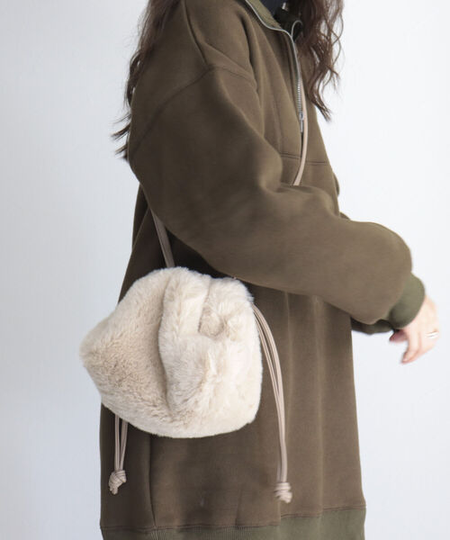 fredy emue（フレディエミュ）の「ファー巾着ショルダーバッグ（ショルダーバッグ・レディース・ベージュ/イエロー/キャメル/ダークネイビー/ライトグリーン・FREE）」の12枚目の写真