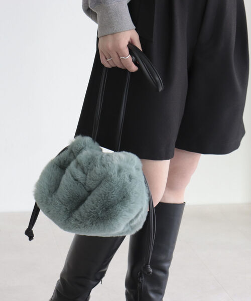 fredy emue（フレディエミュ）の「ファー巾着ショルダーバッグ（ショルダーバッグ・レディース・ベージュ/イエロー/キャメル/ダークネイビー/ライトグリーン・FREE）」の13枚目の写真