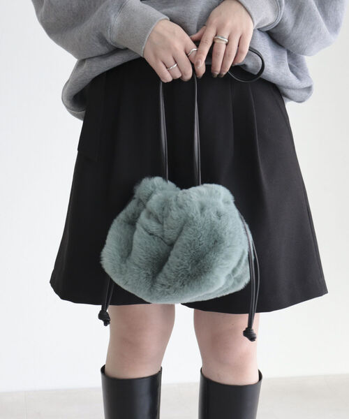 fredy emue（フレディエミュ）の「ファー巾着ショルダーバッグ（ショルダーバッグ・レディース・ベージュ/イエロー/キャメル/ダークネイビー/ライトグリーン・FREE）」の20枚目の写真