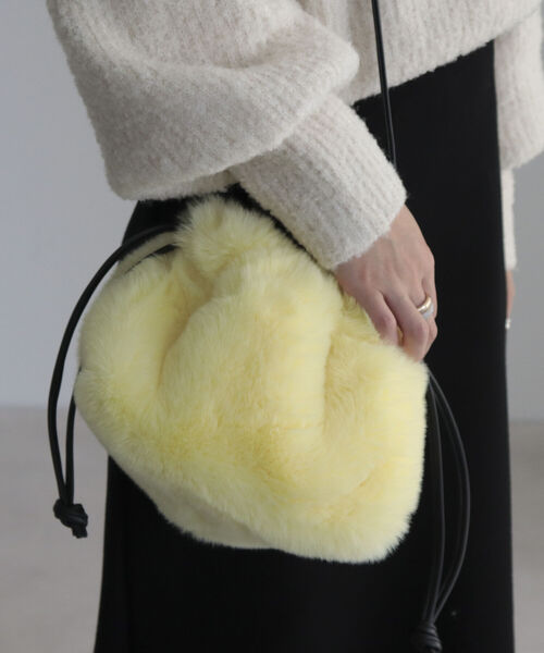 fredy emue（フレディエミュ）の「ファー巾着ショルダーバッグ（ショルダーバッグ・レディース・ベージュ/イエロー/キャメル/ダークネイビー/ライトグリーン・FREE）」の7枚目の写真