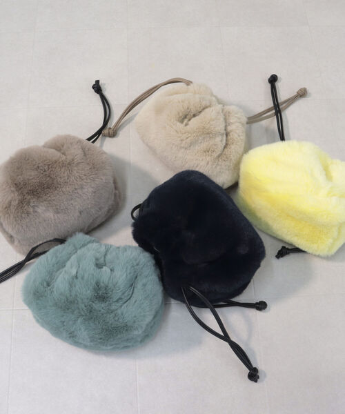 fredy emue（フレディエミュ）の「ファー巾着ショルダーバッグ（ショルダーバッグ・レディース・ベージュ/イエロー/キャメル/ダークネイビー/ライトグリーン・FREE）」の10枚目の写真