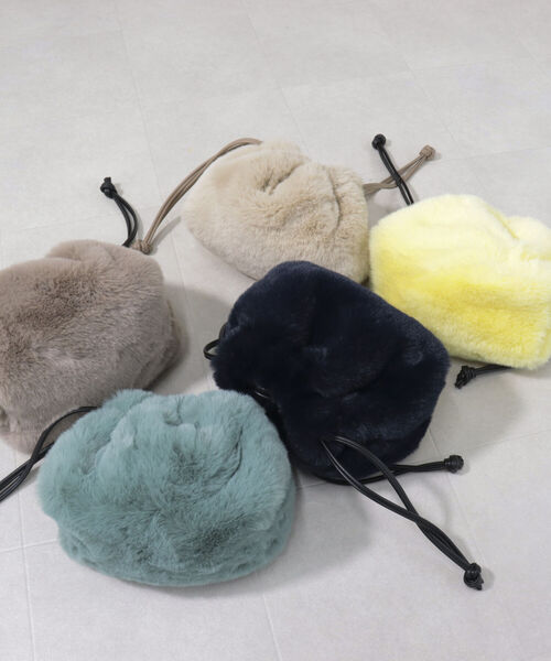 fredy emue（フレディエミュ）の「ファー巾着ショルダーバッグ（ショルダーバッグ・レディース・ベージュ/イエロー/キャメル/ダークネイビー/ライトグリーン・FREE）」の17枚目の写真