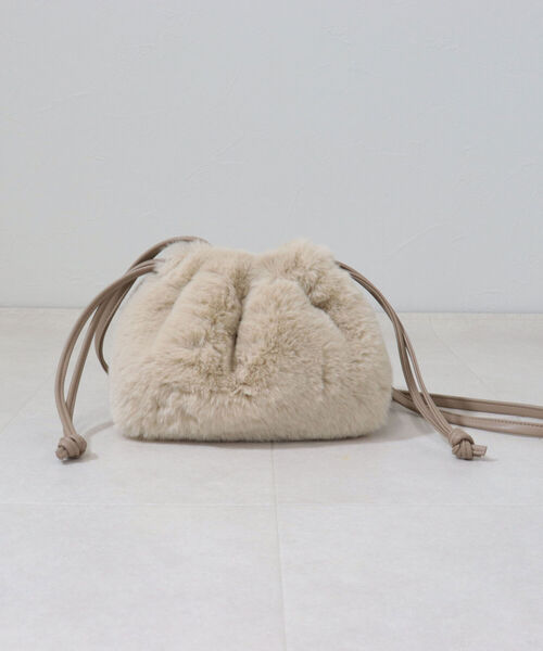 fredy emue（フレディエミュ）の「ファー巾着ショルダーバッグ（ショルダーバッグ・レディース・ベージュ/イエロー/キャメル/ダークネイビー/ライトグリーン・FREE）」の8枚目の写真