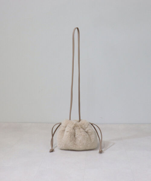 fredy emue（フレディエミュ）の「ファー巾着ショルダーバッグ（ショルダーバッグ・レディース・ベージュ/イエロー/キャメル/ダークネイビー/ライトグリーン・FREE）」の11枚目の写真