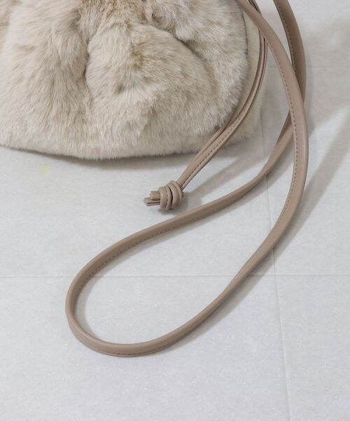 fredy emue（フレディエミュ）の「ファー巾着ショルダーバッグ（ショルダーバッグ・レディース・ベージュ/イエロー/キャメル/ダークネイビー/ライトグリーン・FREE）」の15枚目の写真
