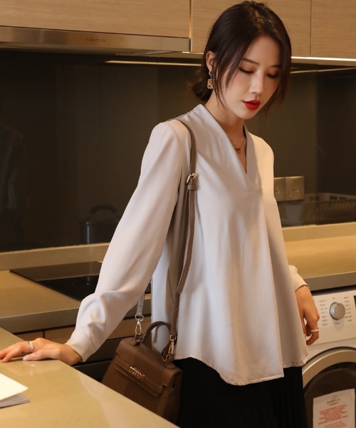 Coo+i（クーイ）の「胸元タックシャツブラウス（シャツ/ブラウス・レディース・ネイビー/ブラック/ピンク/モカ/ベージュ/ホワイト/グレー・XL/M/L）」の20枚目の写真