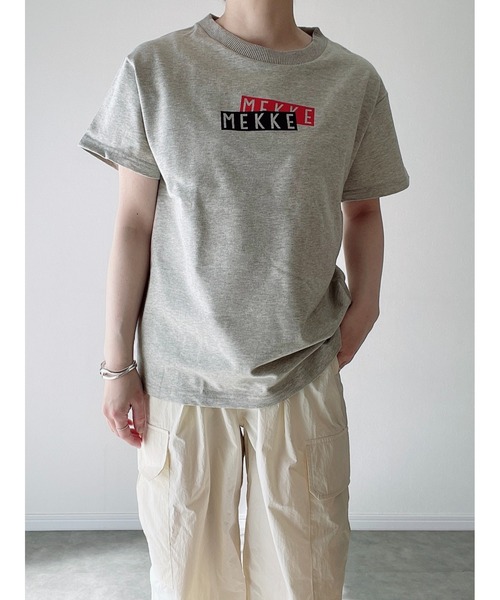Yucca(ユッカ)の「MEKKEボックスロゴTシャツ(MEKKE 低身長向け)(Tシャツ/カットソー・レディース・杢グレー/ブラック/ホワイト・FREE)」の1枚目の写真