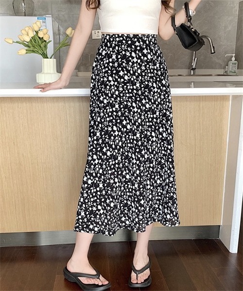 FREE STYLISTS(フリー スタイリスト)の「小花柄Aラインフレアロングスカート(スカート・レディース・ブラック/ライトイエロー/ブルー/ピンク・FREE)」の2枚目の写真