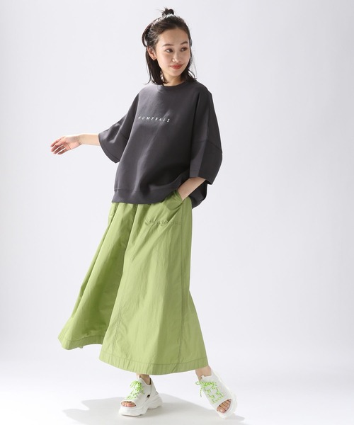 NUMERALS（ヌメラルズ）の「【Girls in NUMERALS】スウェットクルー（Tシャツ/カットソー・レディース・サックスブルー/ライトグリーン/チャコール/アイボリー・60/75）」の5枚目の写真