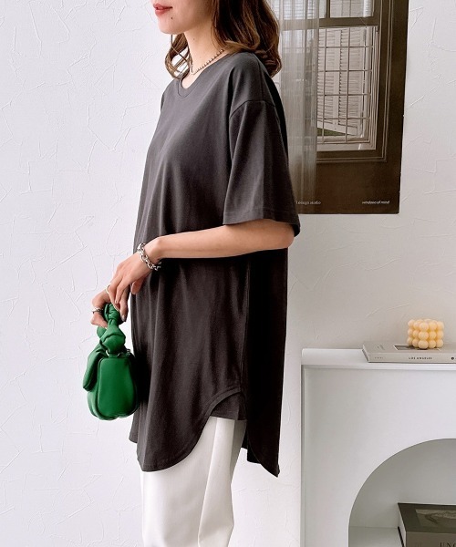 nissen（ニッセン）の「綿１００％　ゆるシルエットラウンドへムチュニック（Tシャツ/カットソー・レディース・オフホワイト/ブラック/ダークグレー/ネイビー/モカ/ピンク/カーキ/ブルーグレー/ミント/イエロー/ターコイズブルー・L/M/LL/S）」の3枚目の写真