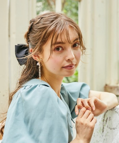 axes femme POETIQUE（アクシーズファムポエティック）の「リボンフラワーイヤリング（イヤリング）」 WEAR