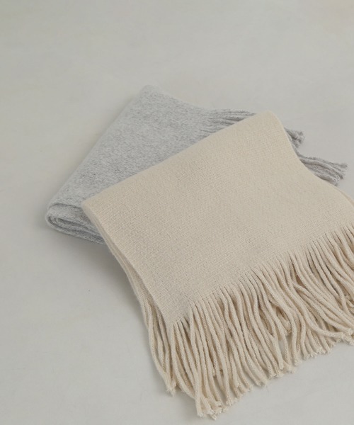 NATURAL BEAUTY BASIC(ナチュラルビューティーベーシック)の「◇【Oggi12月号掲載】フラッフィーラッセルマフラー(ストール/ショール・レディース・オフホワイト/ベージュ・FREE)」の2枚目の写真