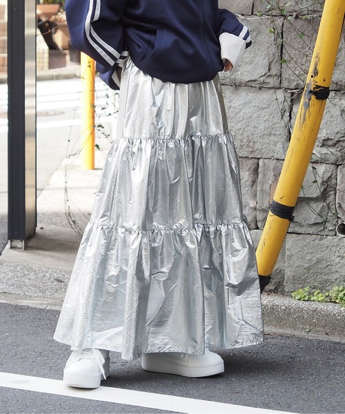 tiptop(ティップトップ)の「【2色展開】メタリックティアードスカート(スカート・レディース・シルバー/ブラック・FREE)」の2枚目の写真