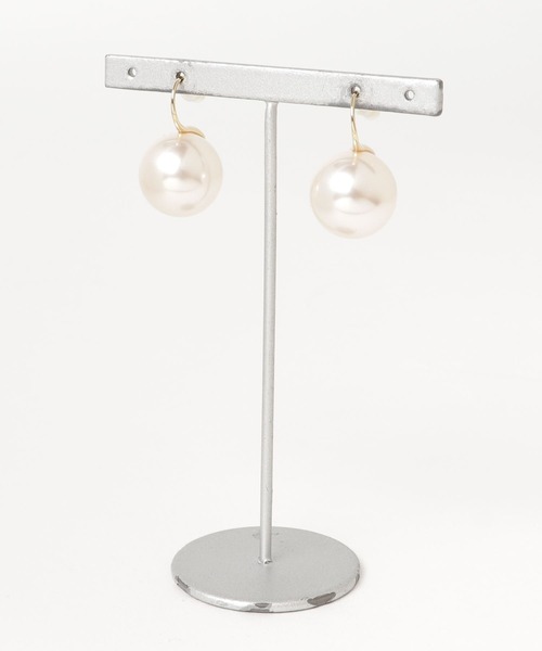 Three Four Time（ｽﾘｰﾌｫｰﾀｲﾑ）の「16㎜フックピアス【結婚式/フォーマル/デイリー】（ピアス（両耳用）・レディース・レッド/ホワイト・FREE）」の3枚目の写真