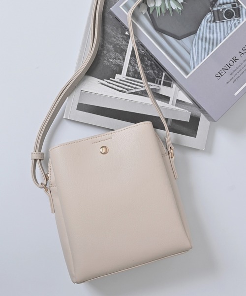 Honeys（ハニーズ）の「軽量両あおりショルダーミニバッグ（ショルダーバッグ・レディース・アイボリー/ブラック/グレイッシュベージュ/シルバー/ライトベージュ/マスタード/レッド・FREE）」の3枚目の写真