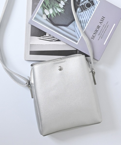 Honeys（ハニーズ）の「軽量両あおりショルダーミニバッグ（ショルダーバッグ・レディース・アイボリー/ブラック/グレイッシュベージュ/シルバー/ライトベージュ/マスタード/レッド・FREE）」の7枚目の写真