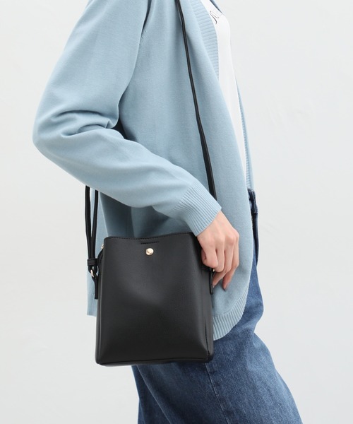 Honeys（ハニーズ）の「軽量両あおりショルダーミニバッグ（ショルダーバッグ・レディース・アイボリー/ブラック/グレイッシュベージュ/シルバー/ライトベージュ/マスタード/レッド・FREE）」の8枚目の写真