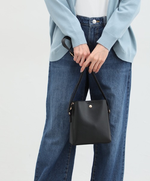 Honeys（ハニーズ）の「軽量両あおりショルダーミニバッグ（ショルダーバッグ・レディース・アイボリー/ブラック/グレイッシュベージュ/シルバー/ライトベージュ/マスタード/レッド・FREE）」の9枚目の写真