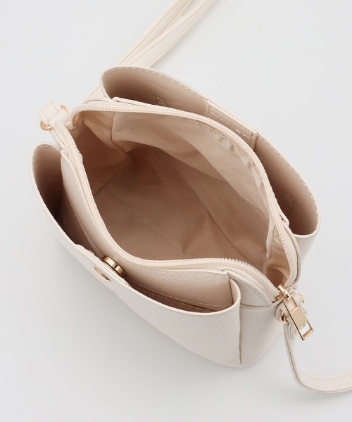 Honeys（ハニーズ）の「軽量両あおりショルダーミニバッグ（ショルダーバッグ・レディース・アイボリー/ブラック/グレイッシュベージュ/シルバー/ライトベージュ/マスタード/レッド・FREE）」の15枚目の写真