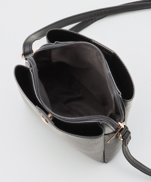 Honeys（ハニーズ）の「軽量両あおりショルダーミニバッグ（ショルダーバッグ・レディース・アイボリー/ブラック/グレイッシュベージュ/シルバー/ライトベージュ/マスタード/レッド・FREE）」の18枚目の写真