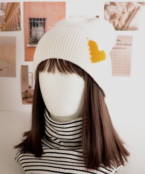 VIBGYOR Women（ヴィブジョー　ウィメン）の「【resonance】ハート　ワンポイント　ニットキャップ　ビーニー（ニットキャップ/ビーニー・レディース・ホワイト/スモークピンク/ライトベージュ/ブラック/ヘザーグレー・FREE）」の2枚目の写真