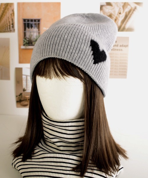 VIBGYOR Women（ヴィブジョー　ウィメン）の「【resonance】ハート　ワンポイント　ニットキャップ　ビーニー（ニットキャップ/ビーニー・レディース・ホワイト/スモークピンク/ライトベージュ/ブラック/ヘザーグレー・FREE）」の4枚目の写真