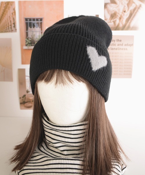 VIBGYOR Women（ヴィブジョー　ウィメン）の「【resonance】ハート　ワンポイント　ニットキャップ　ビーニー（ニットキャップ/ビーニー・レディース・ホワイト/スモークピンク/ライトベージュ/ブラック/ヘザーグレー・FREE）」の3枚目の写真