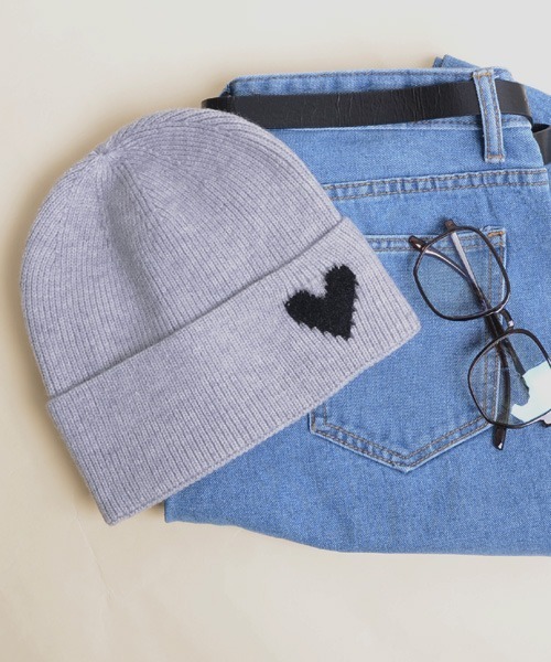 VIBGYOR Women（ヴィブジョー　ウィメン）の「【resonance】ハート　ワンポイント　ニットキャップ　ビーニー（ニットキャップ/ビーニー・レディース・ホワイト/スモークピンク/ライトベージュ/ブラック/ヘザーグレー・FREE）」の8枚目の写真