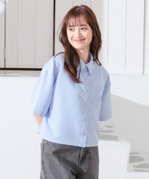 サックスブルー　シャツ　短丈 Honeys（ハニーズ）の「ショート丈シャツ（シャツ/ブラウス）」 - WEAR