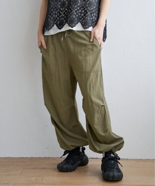 LBC(エルビーシー)の「パラシュートパンツ(その他パンツ・レディース・ベージュ/チャコールグレー/オリーブ・M/L)」の3枚目の写真