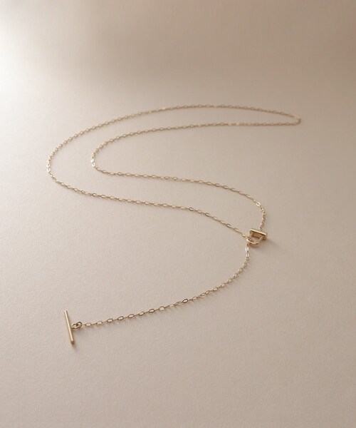 COCOSHNIK delicate K10 gold chain necklace with an understated T-bar toggle clasp.
